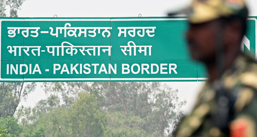 Indian military patrol India-Pakistan border