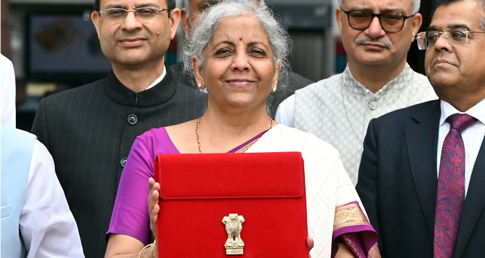 La ministre des Finances de l’Inde Nirmala Sitharaman quitte le ministère pour présenter le budget au parlement de New Delhi, en Inde, le mardi 23 juillet 2024. | Photo : Prakash Singh/Bloomberg gracieuseté de Getty Images 